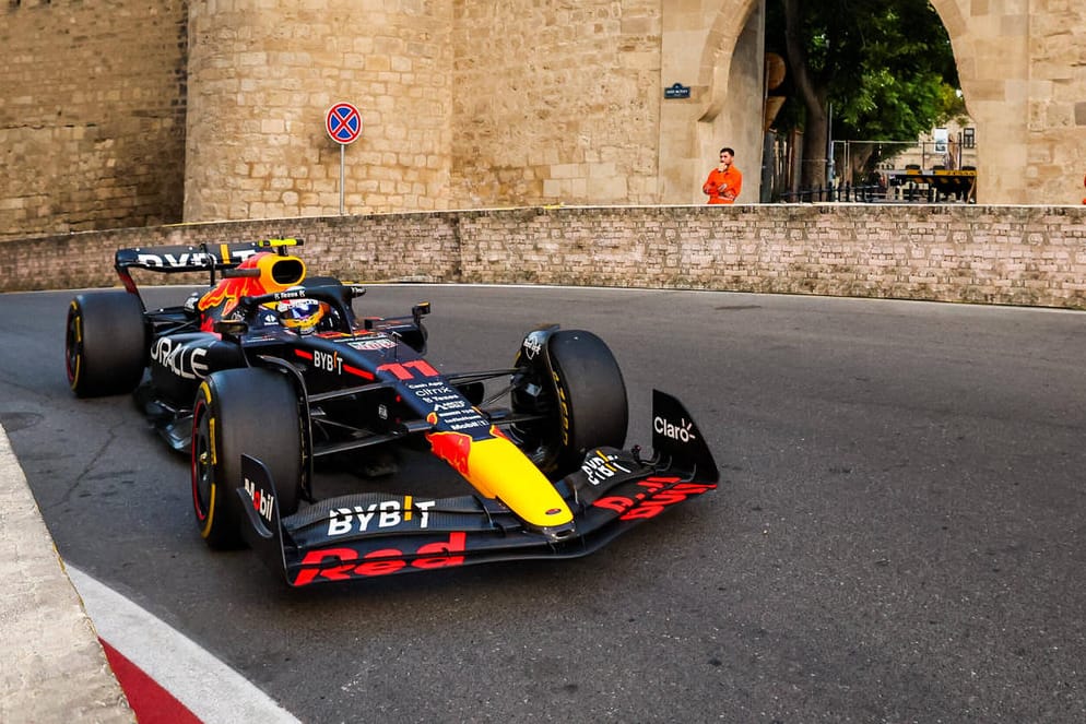 Vorneweg: Sergio Perez auf der Strecke in Baku.