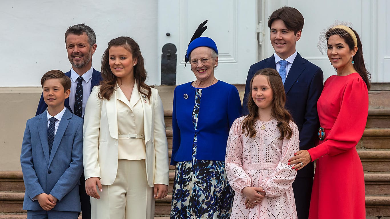 Die dänischen Royals: Prinz Frederik mit seinen Kindern Prinz Christian, Prinzessin Isabella, Prinzessin Josephine und Prinz Vincent sowie seiner Mutter Königin Margrethe und seiner Ehefrau Prinzessin Mary.