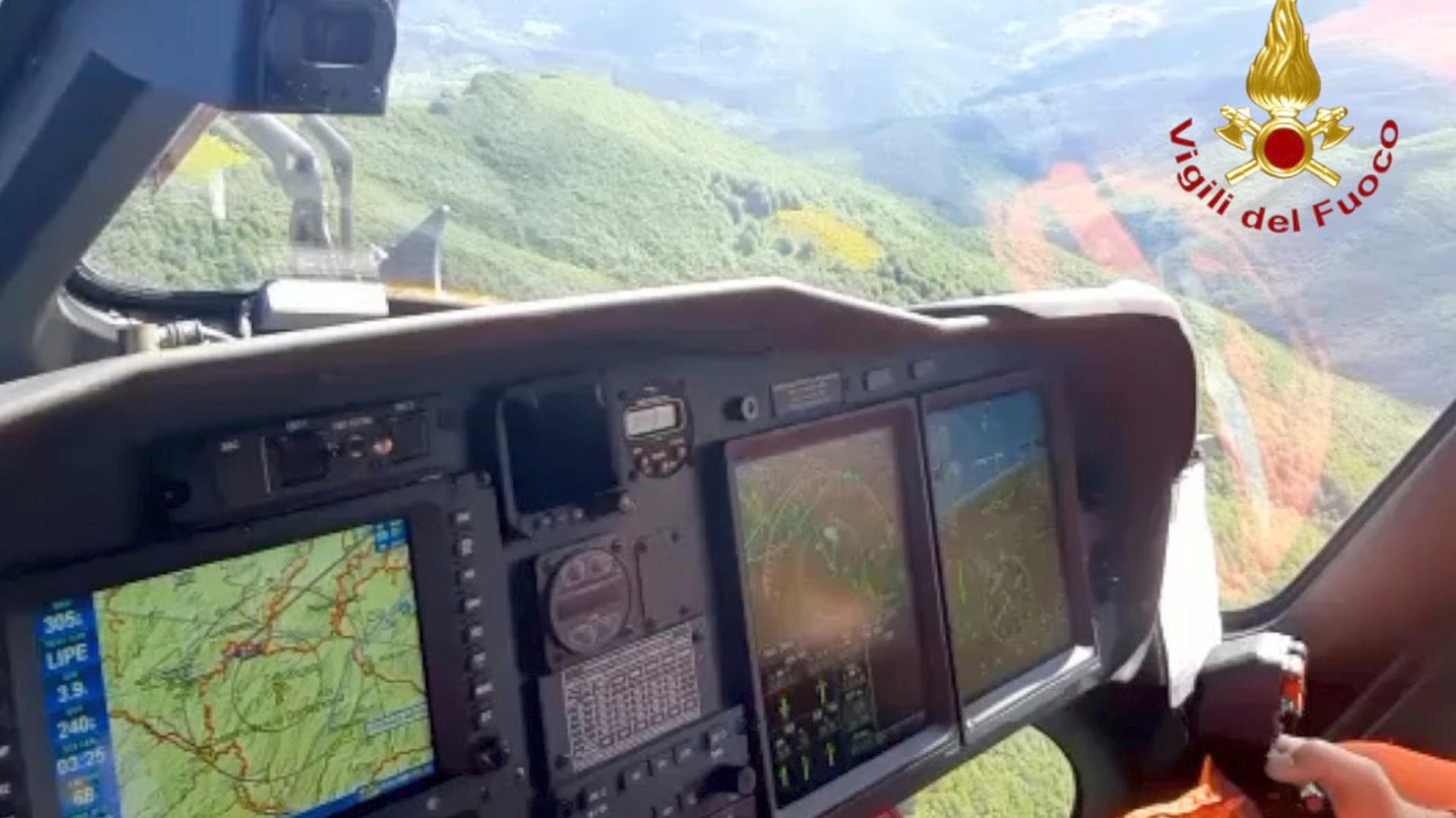 Ein italienischer Feuerwehrhubschrauber sucht die Absturzstelle eines Hubschraubers ab: Die vermisste Maschine wurde nun gefunden. Ein italienischer Feuerwehrhubschrauber sucht die Absturzstelle eines Hubschraubers ab: Die vermisste Maschine wurde nun gefunden.