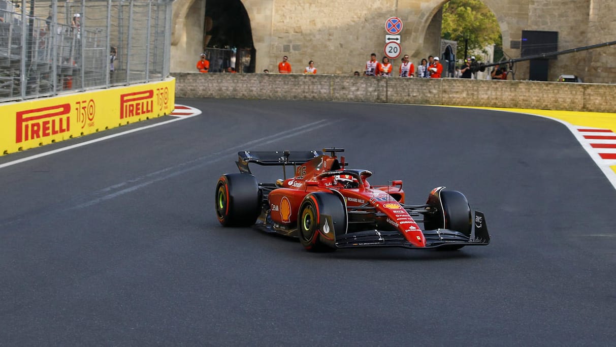 Charles Leclerc auf der Strecke in Baku: Der Ferrari-Pilot sicherte sich erneut die Pole Position.