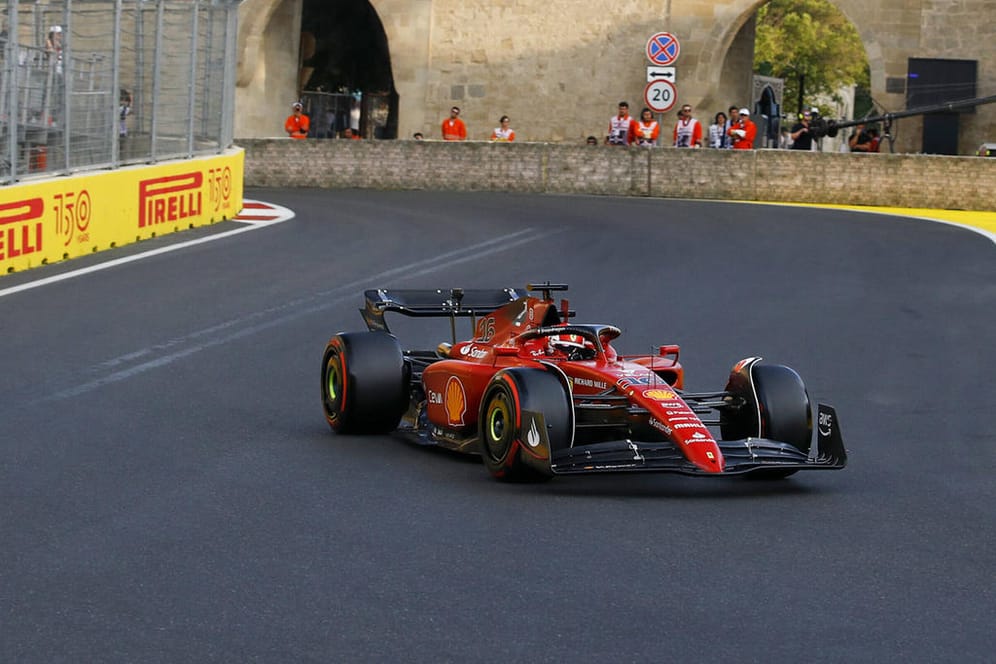 Charles Leclerc auf der Strecke in Baku: Der Ferrari-Pilot sicherte sich erneut die Pole Position.