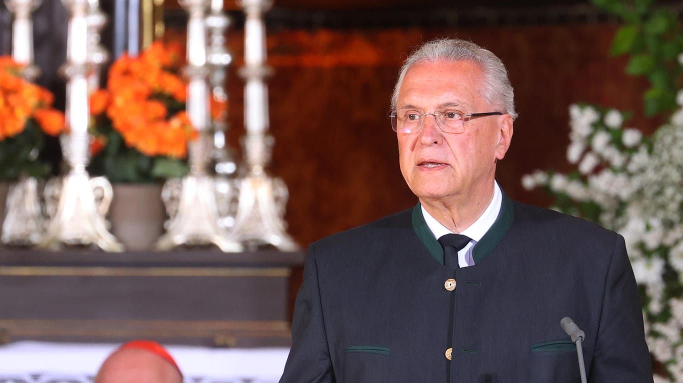 Bayerns Innenminister Joachim Herrmann: Bei den Trauergottesdienst sprach er den Angehörigen sein Beileid aus.