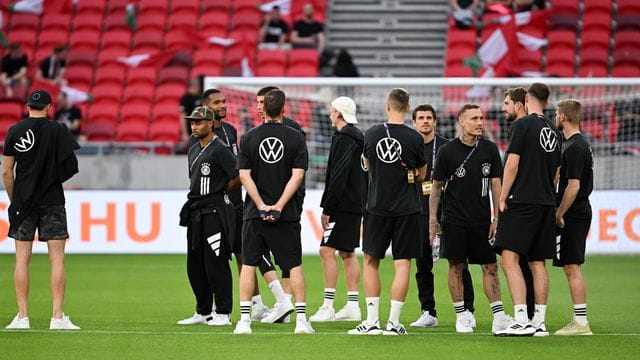 Die Spieler der deutschen Fußball-Nationalmannschaft begehen vor Beginn der Partie den Rasen.