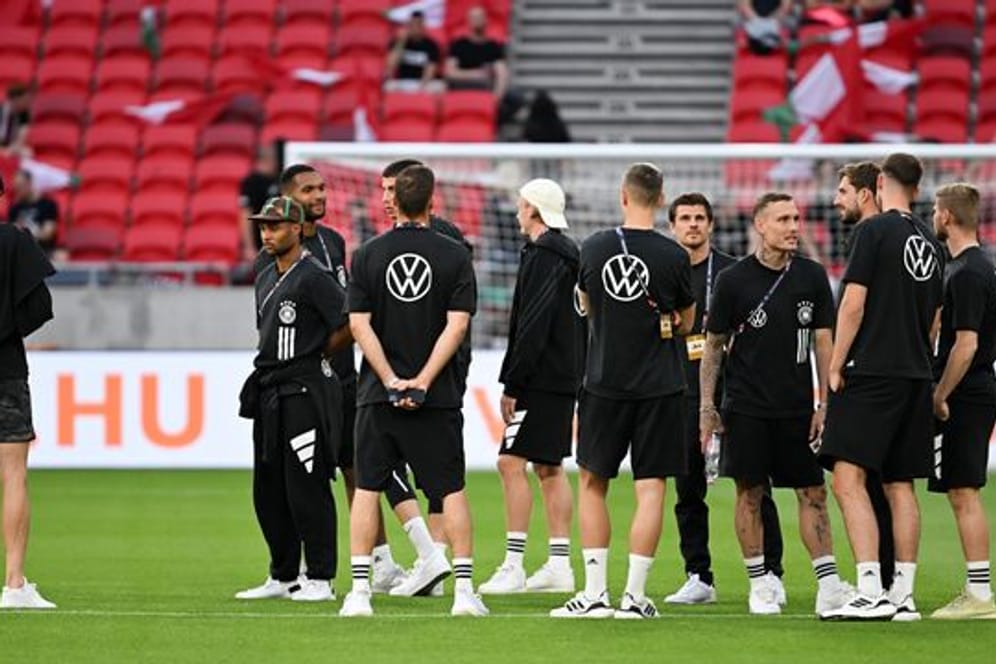Die Spieler der deutschen Fußball-Nationalmannschaft begehen vor Beginn der Partie den Rasen.