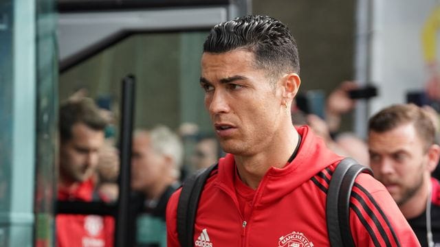 Cristiano Ronaldo kommt vor Beginn einer Premiere-League-Partie in Brighton im Stadion an. Cristiano Ronaldo kommt vor Beginn einer Premiere-League-Partie in Brighton im Stadion an.