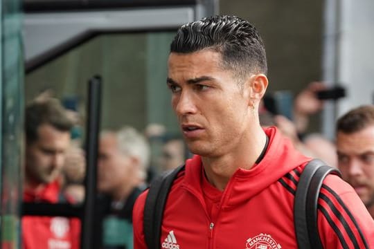 Cristiano Ronaldo kommt vor Beginn einer Premiere-League-Partie in Brighton im Stadion an.