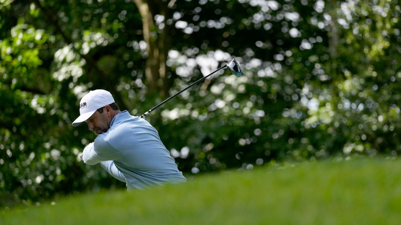 Der Südafrikaner Charl Schwartzel beim Abschlag.