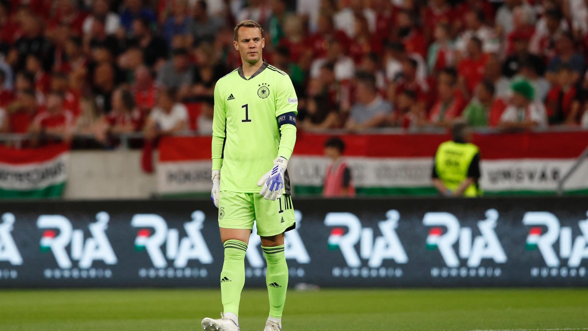 Manuel Neuer: Parierte erst stark gegen Szalai, wenige Sekunden später dann chancenlos gegen Zsolt Nagy (6. Minute). Sicher bei Fiolas halbhoher Hereingabe (27.). Hielt mit einer überragenden Fußabwehr gegen Fiola das 1:1 zur Pause fest (44.). Verhinderte stark eine Ecke (50.), lenkte einen strammen Schuss gekonnt über die Latte. Wieder tadellos. Note 1