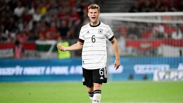 Joshua Kimmich feuert seine Mitspieler an.