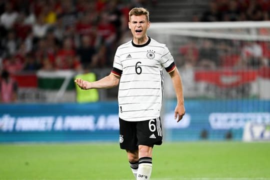 Joshua Kimmich feuert seine Mitspieler an.