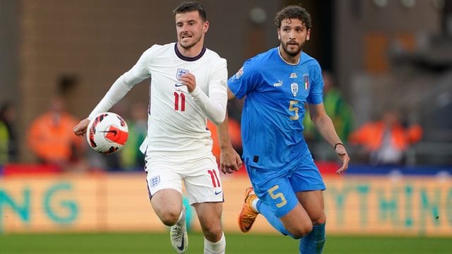 Englands Mason Mount (l) im Laufduell mit Italiens Manuel Locatelli.