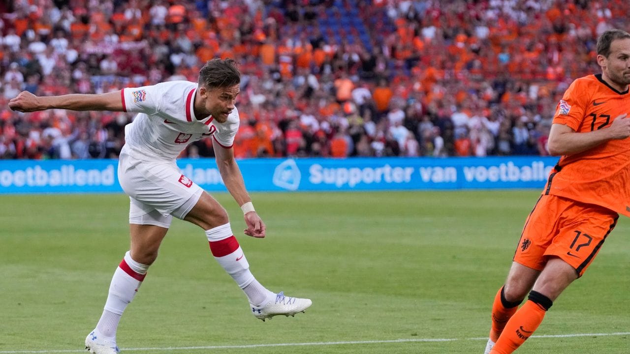 Matty Cash (l) erzielt am niederländischen Gegenspieler Daley Blind vorbei das Tor zur polnischen Führung in Rotterdam.