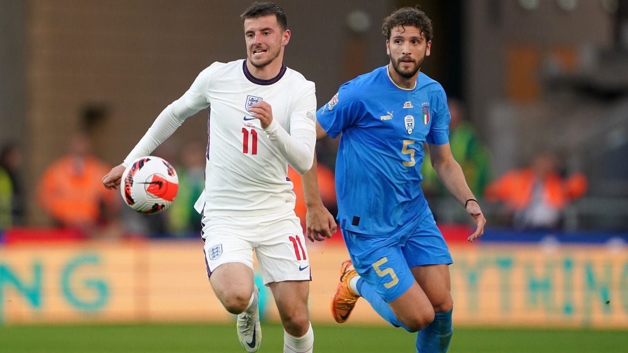 Englands Mason Mount (l) im Laufduell mit Italiens Manuel Locatelli.