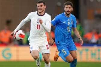 Englands Mason Mount (l) im Laufduell mit Italiens Manuel Locatelli.