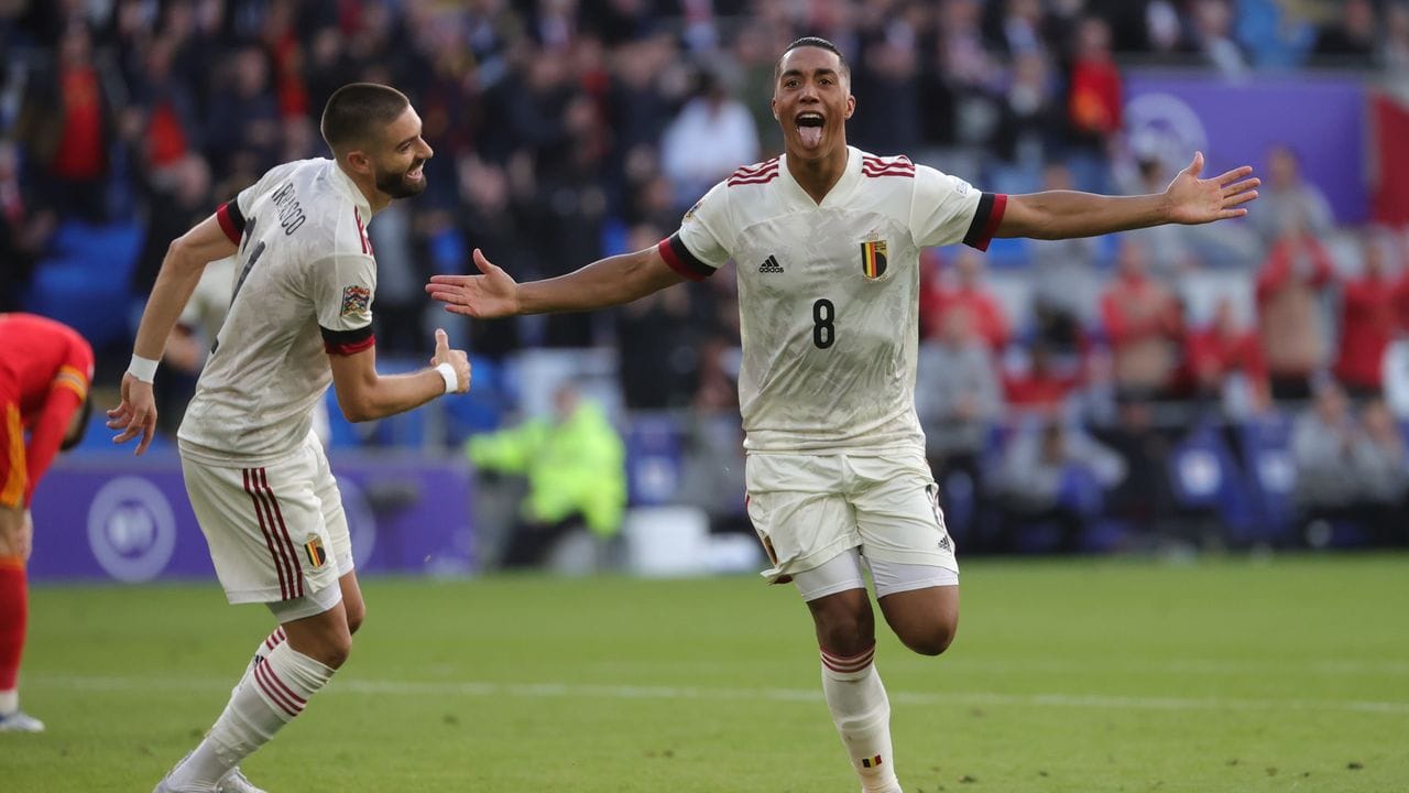 Youri Tielemans (r) sorgte mit seinem Tor für die 1:0-Führung Belgiens in Wales.