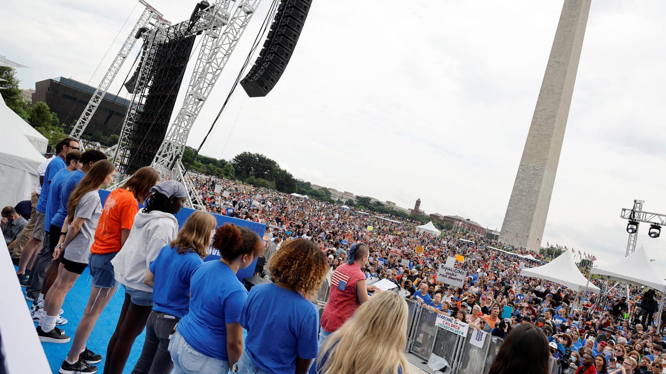 Mehrere tausend Menschen kamen in Washington zu einer Demonstration für strengere Waffengesetze zusammen.