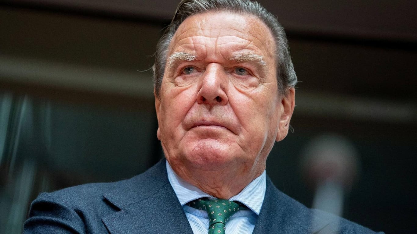 Gerhard Schröder bei einer Veranstaltung: Sei ehemaliger Weggefährte und heutiger Bundespräsident Frank-Walter Steinmeier hat sich von ihm distanziert.