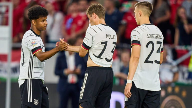 Frustration im DFB-Team: Karim Adeyemi (li.), Thomas Müller (M.) und Nico Schlotterbeck nach dem enttäuschenden Remis in Ungarn.