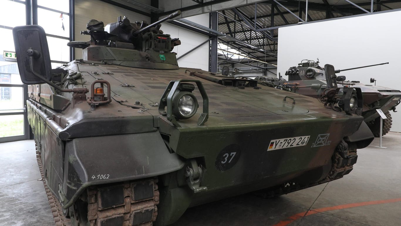 Ein Marder-Schützenpanzer im Museum (Archivbild): Der Hersteller Rheinmetall hat jetzt einige Fahrzeuge wieder einsatzbereit gemacht.