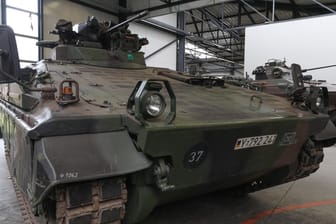 Ein Marder-Schützenpanzer im Museum (Archivbild): Der Hersteller Rheinmetall hat jetzt einige Fahrzeuge wieder einsatzbereit gemacht.