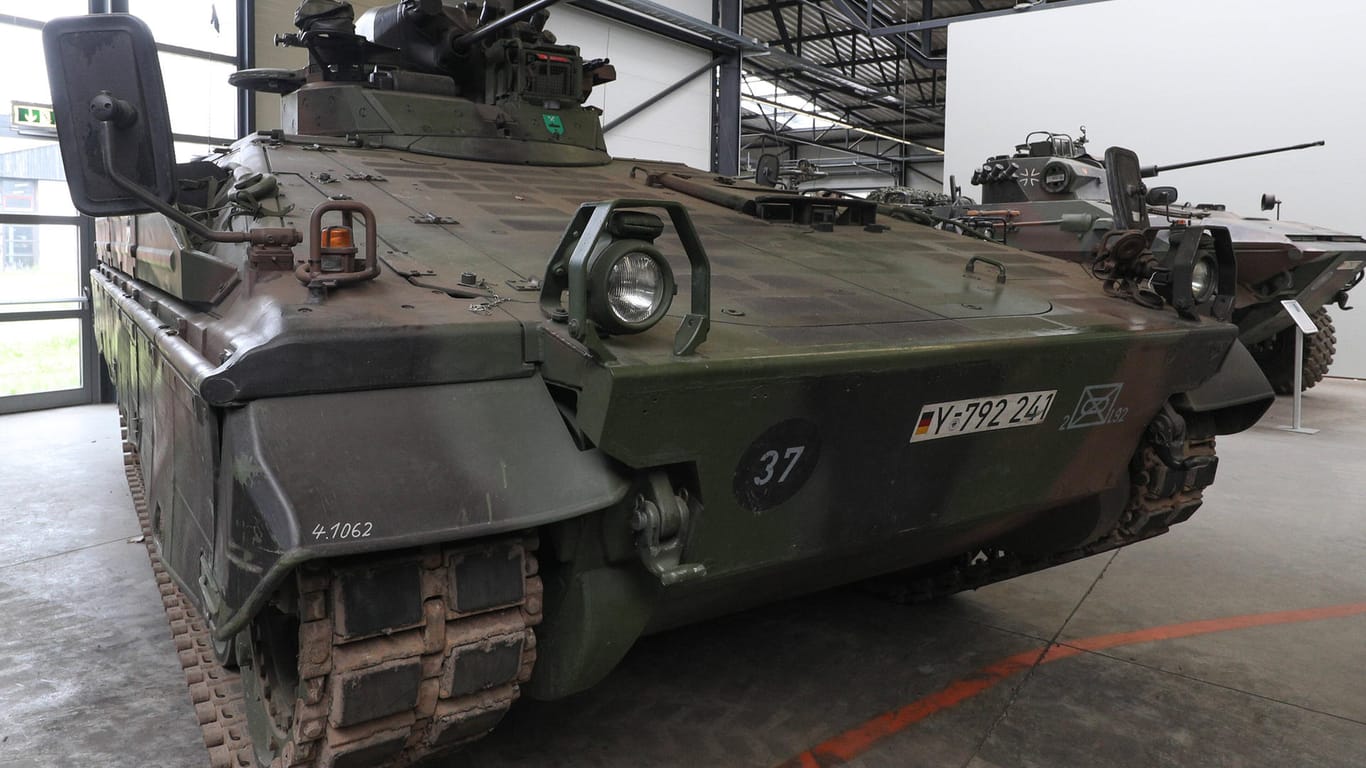 Ein Marder-Schützenpanzer im Museum (Archivbild): Überholte Fahrzeuge sollen jetzt einsatzbereit sein, sagt Hersteller Rheinmetall.