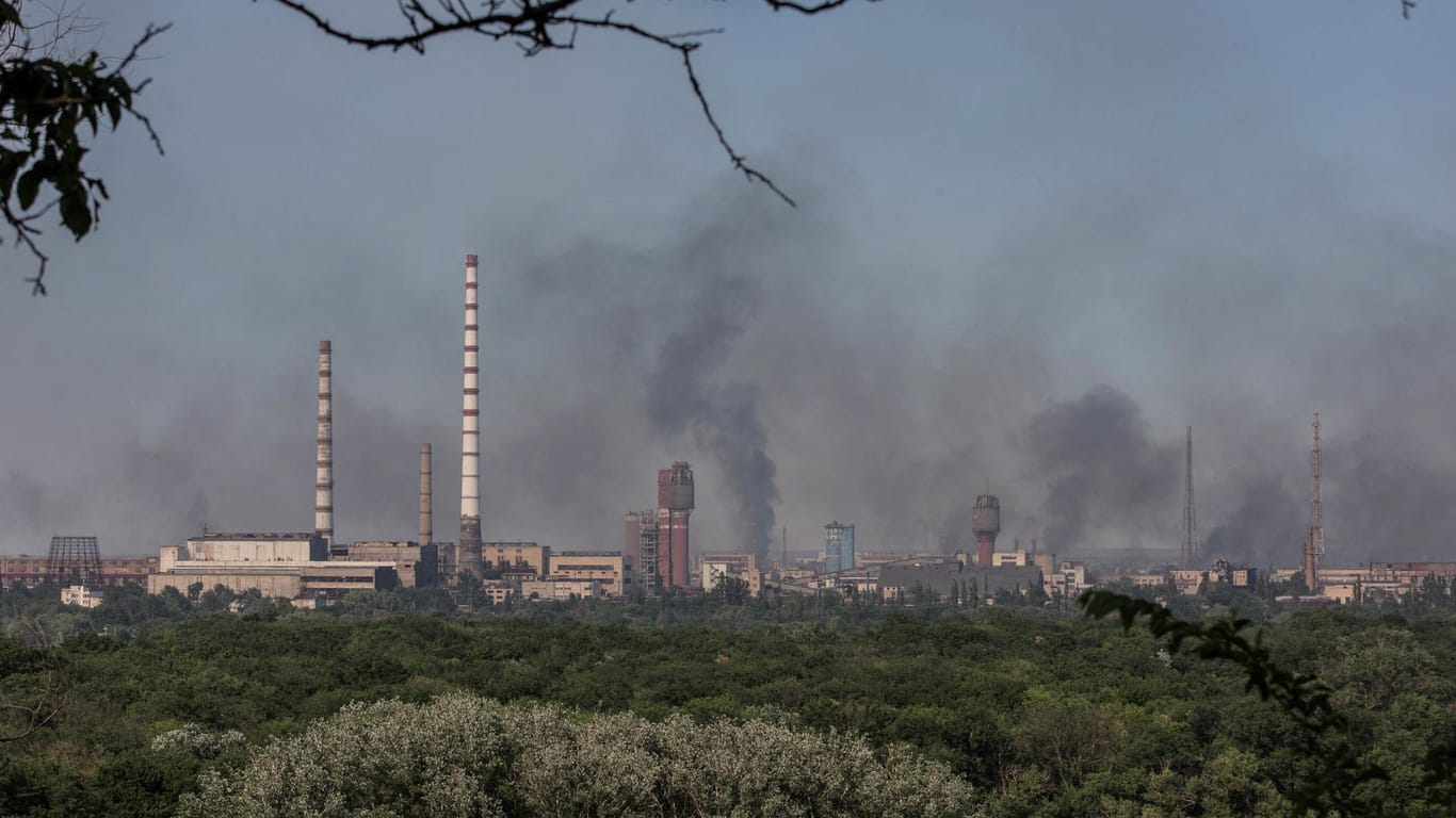 Rauch steigt am Azot-Chemiewerk in Sjewjerodonezk auf.