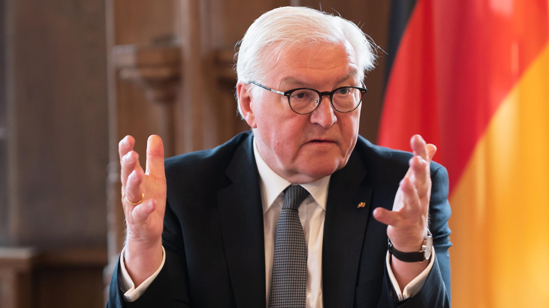 Bundespräsident Frank-Walter Steinmeier bei einem Gemeindebesuch (Archivbilder): Er spricht sich für einen Pflichtdienst aus.