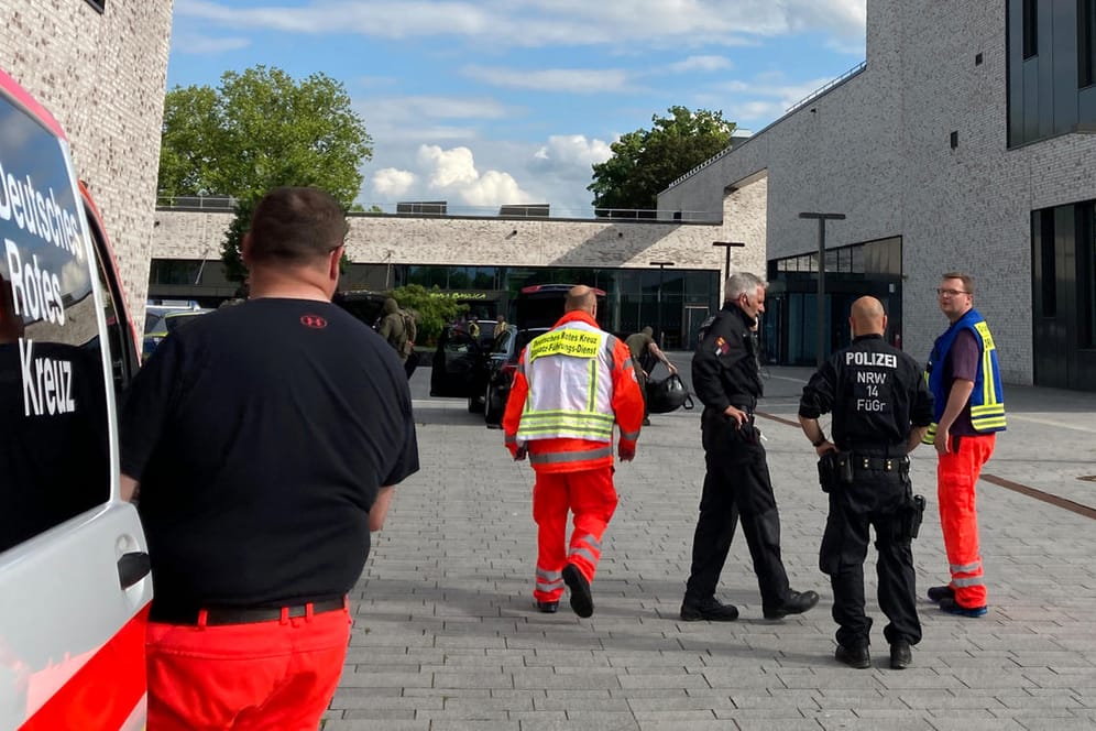 Rettungskräfte an der Hochschule Hamm: Der 34-jährige Tatverdächtige soll wohl psychisch krank sein.