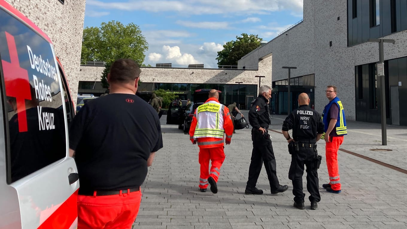 Rettungskräfte an der Hochschule Hamm: Der 34-jährige Tatverdächtige soll wohl psychisch krank sein. Rettungskräfte an der Hochschule Hamm: Der 34-jährige Tatverdächtige soll wohl psychisch krank sein.