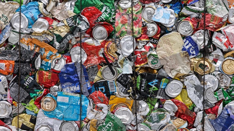 Zusammengepresste Dosen (Symbolbild): Mit Recycling lässt sich viel Geld verdienen.