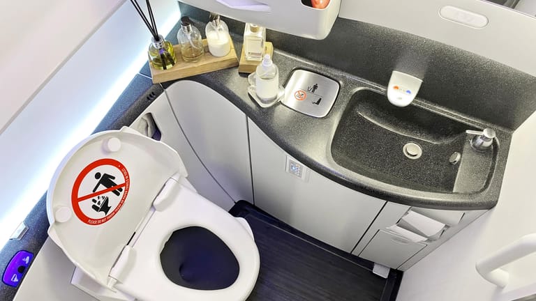 Flugzeugtoilette: Nur in Ausnahmefällen gelangen Toiletteninhalte nach außen.