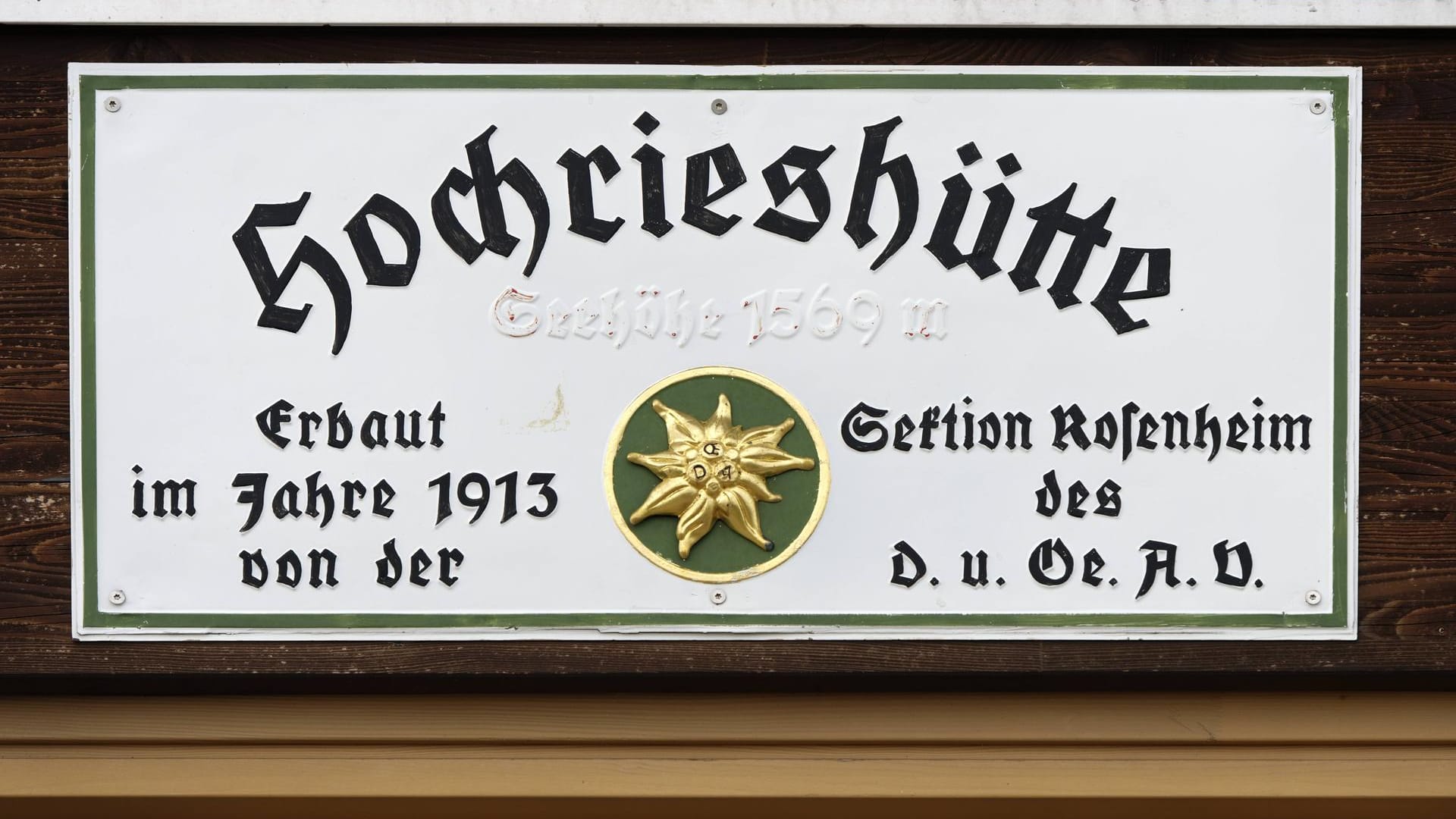 Schild zur Hochrieshütte: Die Hütte bietet aus mehr als 1.500 Metern einen tollen Ausblick.