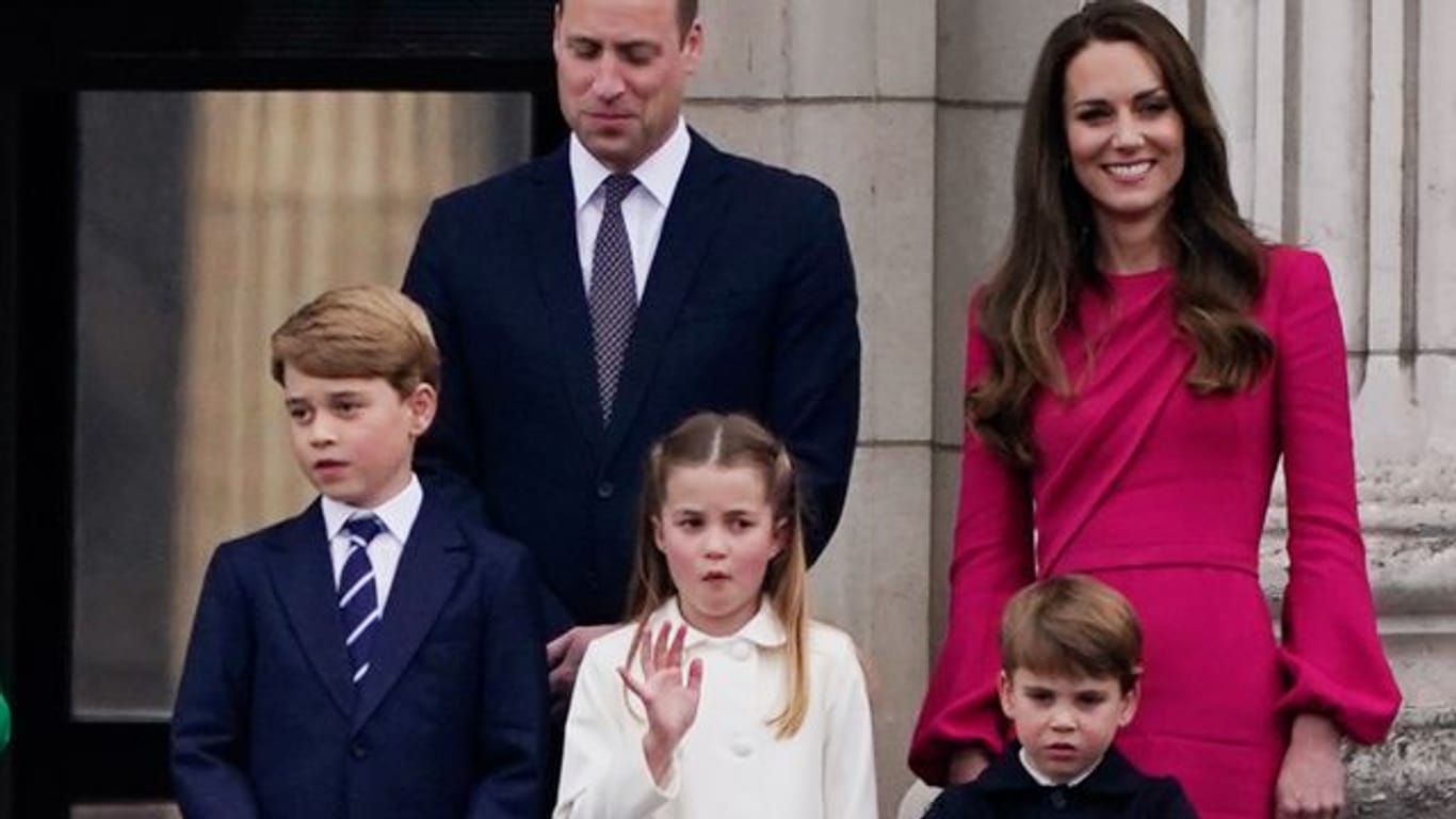 Der britische Prinz William, seine Frau Kate und ihre Kinder George (l), Charlotte und Louis bei Platinjubiläum der Queen.