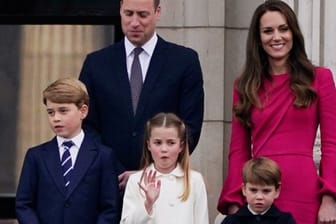 Der britische Prinz William, seine Frau Kate und ihre Kinder George (l), Charlotte und Louis bei Platinjubiläum der Queen.