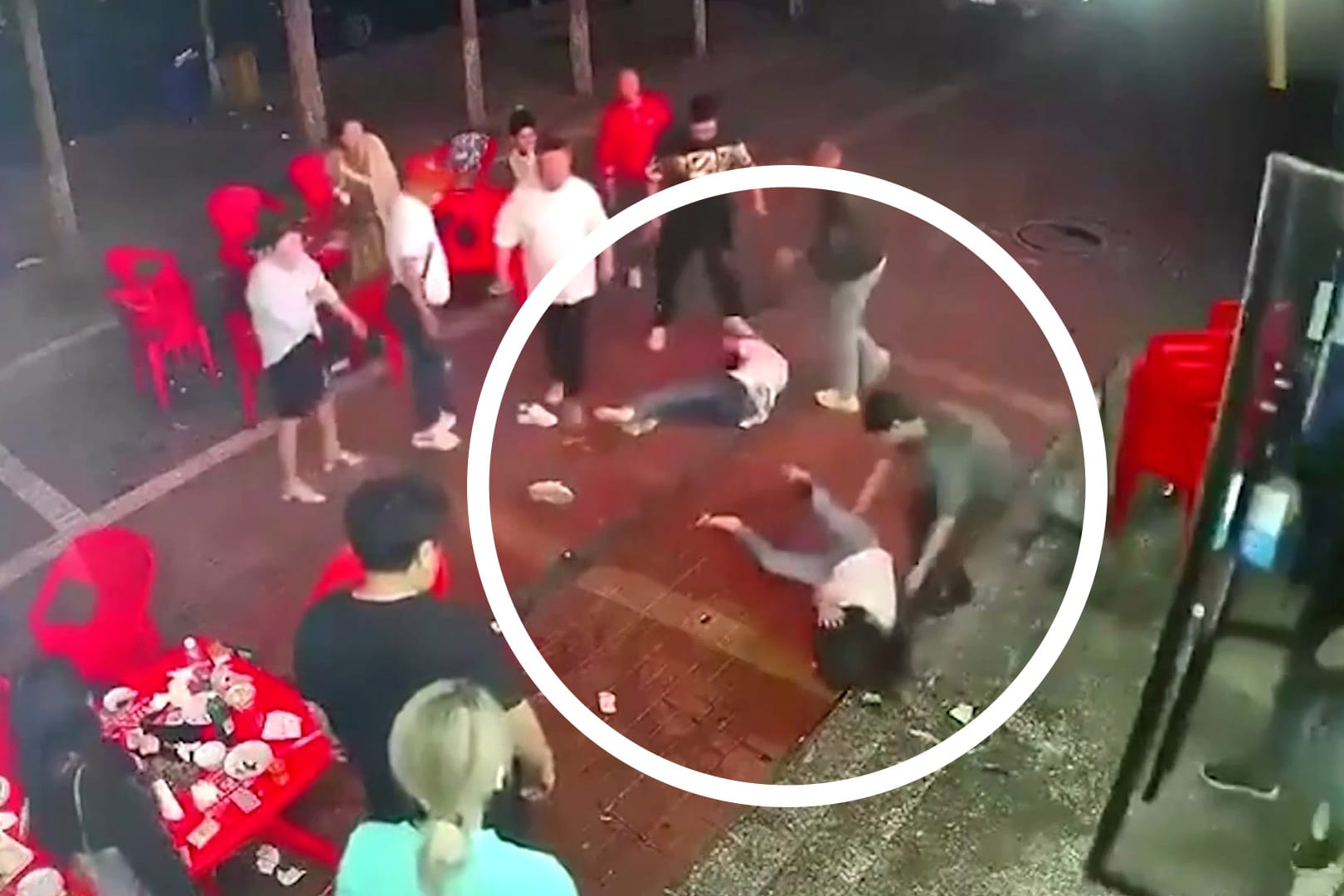 Von einer Videokamera eingefangene Szenen: Männer zerren eine Frau aus dem Restaurant, schlagen auf sie ein.