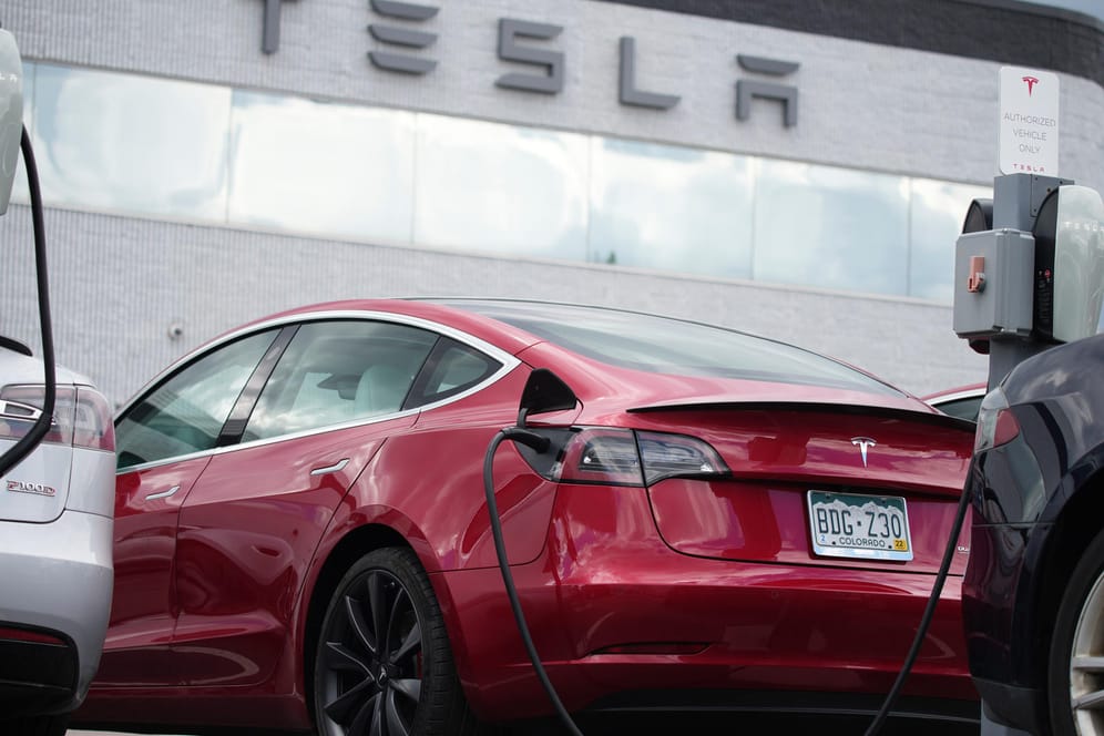 Ein Tesla beim Aufladen: Der E-Autobauer plant einen Aktiensplit.