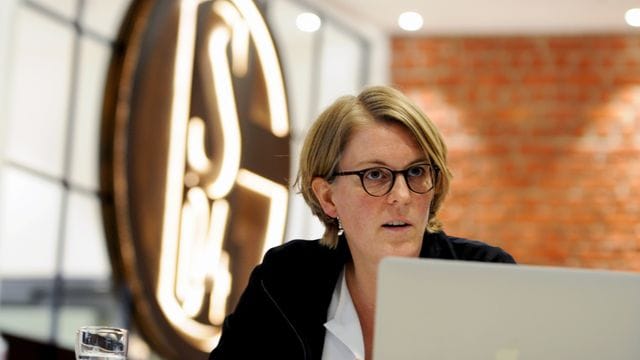 Vorständin Christina Rühl-Hamers berichtete über die Finanzen des FC Schalke 04. Vorständin Christina Rühl-Hamers berichtete über die Finanzen des FC Schalke 04.