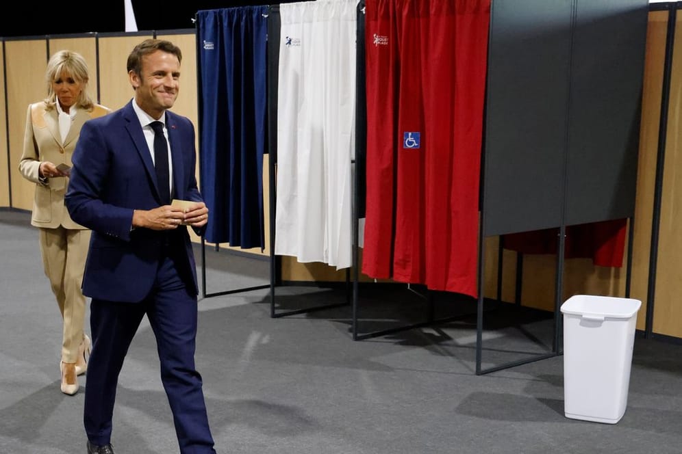 Frankreichs Präsident Emmanuel Macron hat seine Stimme bei der ersten Runde der Parlamentswahl abgegeben.