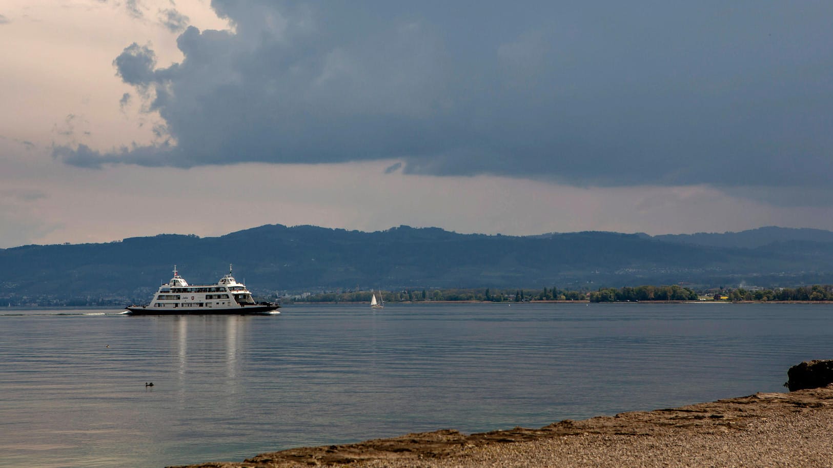 Gewitterwolken am Bodensee: Im Süden Deutschlands werden in der Nacht zum Dienstag Unwetter erwartet. Gewitterwolken am Bodensee: Im Süden Deutschlands werden in der Nacht zum Dienstag Unwetter erwartet.