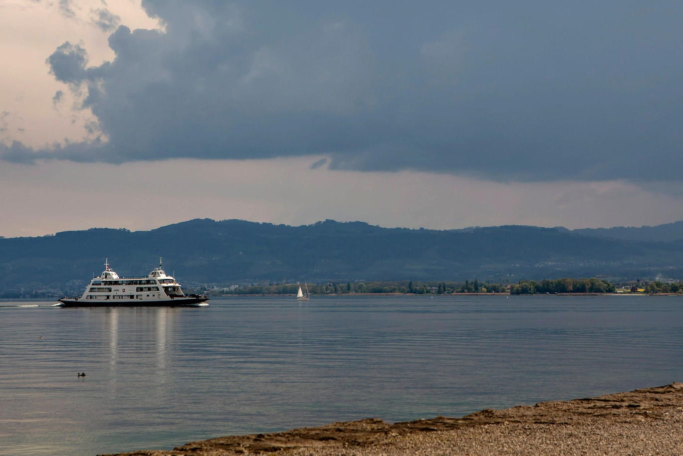 Gewitterwolken am Bodensee: Im Süden Deutschlands werden in der Nacht zum Dienstag Unwetter erwartet.