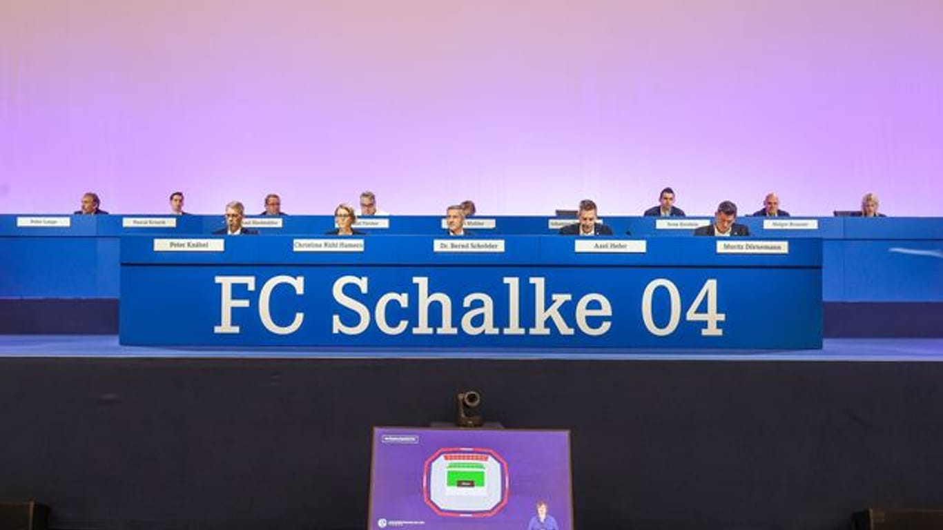 Vorstände und Aufsichtsräte bei der Mitgliederversammlung des FC Schalke 04.
