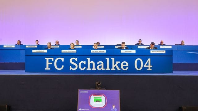 Vorstände und Aufsichtsräte bei der Mitgliederversammlung des FC Schalke 04. Vorstände und Aufsichtsräte bei der Mitgliederversammlung des FC Schalke 04.