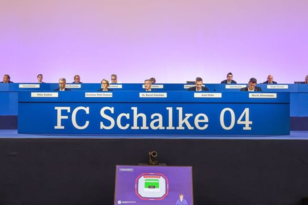 Vorstände und Aufsichtsräte bei der Mitgliederversammlung des FC Schalke 04.