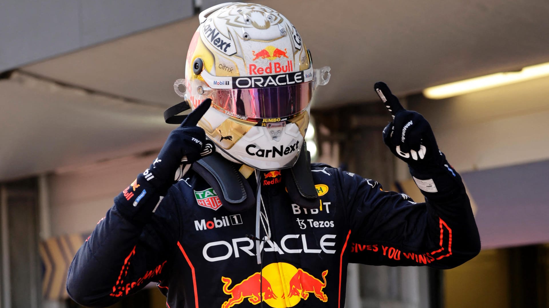 Max Verstappen: Nachdem der Niederländer in Baku als Erster über die Ziellinie gefahren war, freute er sich ausgelassen.