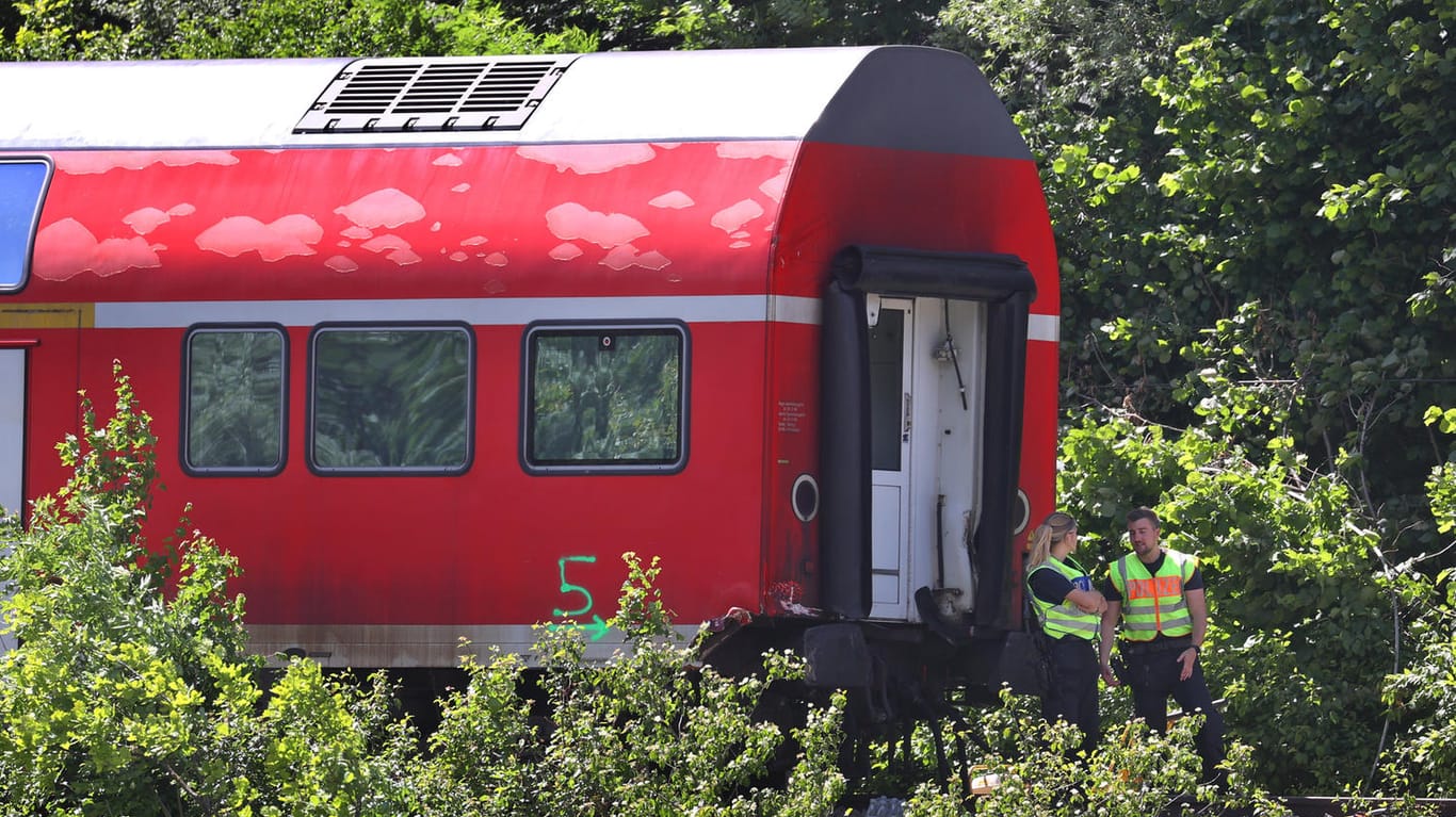 Polizisten sichern den Unfallort, Garmisch-Partenkirchen: An der Unglücksstelle stehen noch immer die Lok und ein Waggon auf den Gleisen.