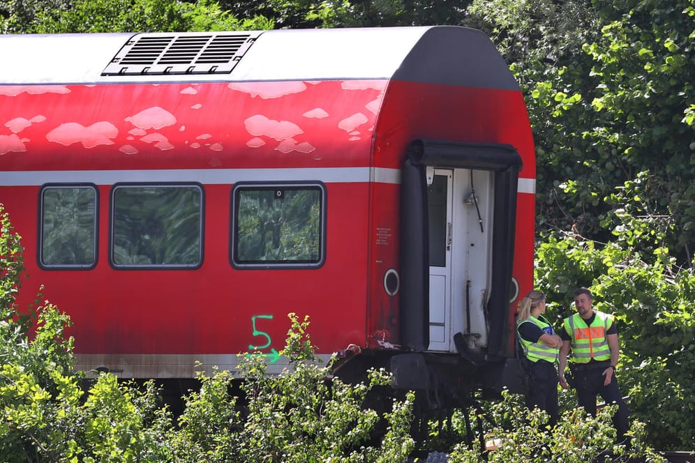 Polizisten sichern den Unfallort, Garmisch-Partenkirchen: An der Unglücksstelle stehen noch immer die Lok und ein Waggon auf den Gleisen.
