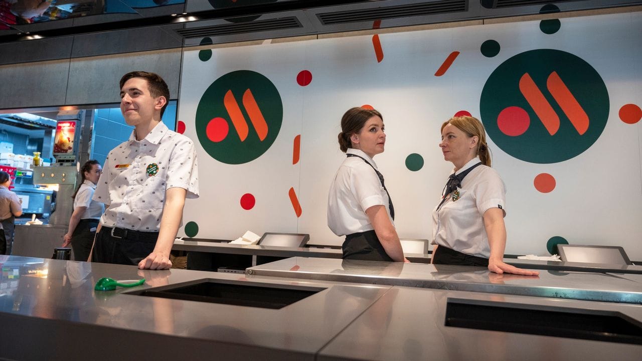 Das Personal wartet in einem neu eröffneten Fast-Food-Restaurant in einer ehemaligen McDonald's Filiale auf Kunden. Das Personal wartet in einem neu eröffneten Fast-Food-Restaurant in einer ehemaligen McDonald's Filiale auf Kunden.