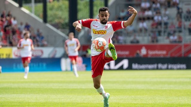 War in der vergangenen Saison vom FC Bayern München an den Zweitligisten Jahn Regensburg ausgeliehen: Sarpreet Singh. War in der vergangenen Saison vom FC Bayern München an den Zweitligisten Jahn Regensburg ausgeliehen: Sarpreet Singh.