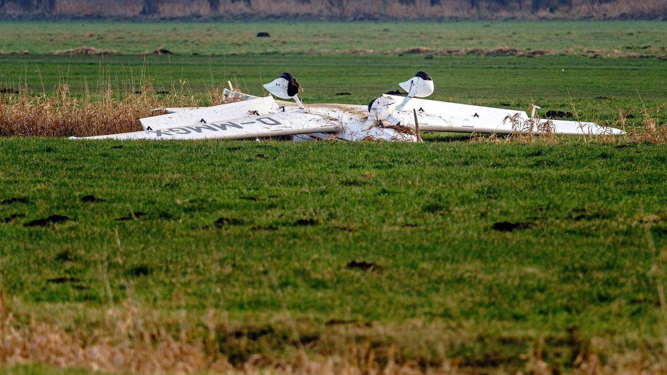 Ein abgestürztes Ultraleichtflugzeug (Symbolbild): Ein Pilot in Baden-Württemberg überlebte einen Absturz nicht.