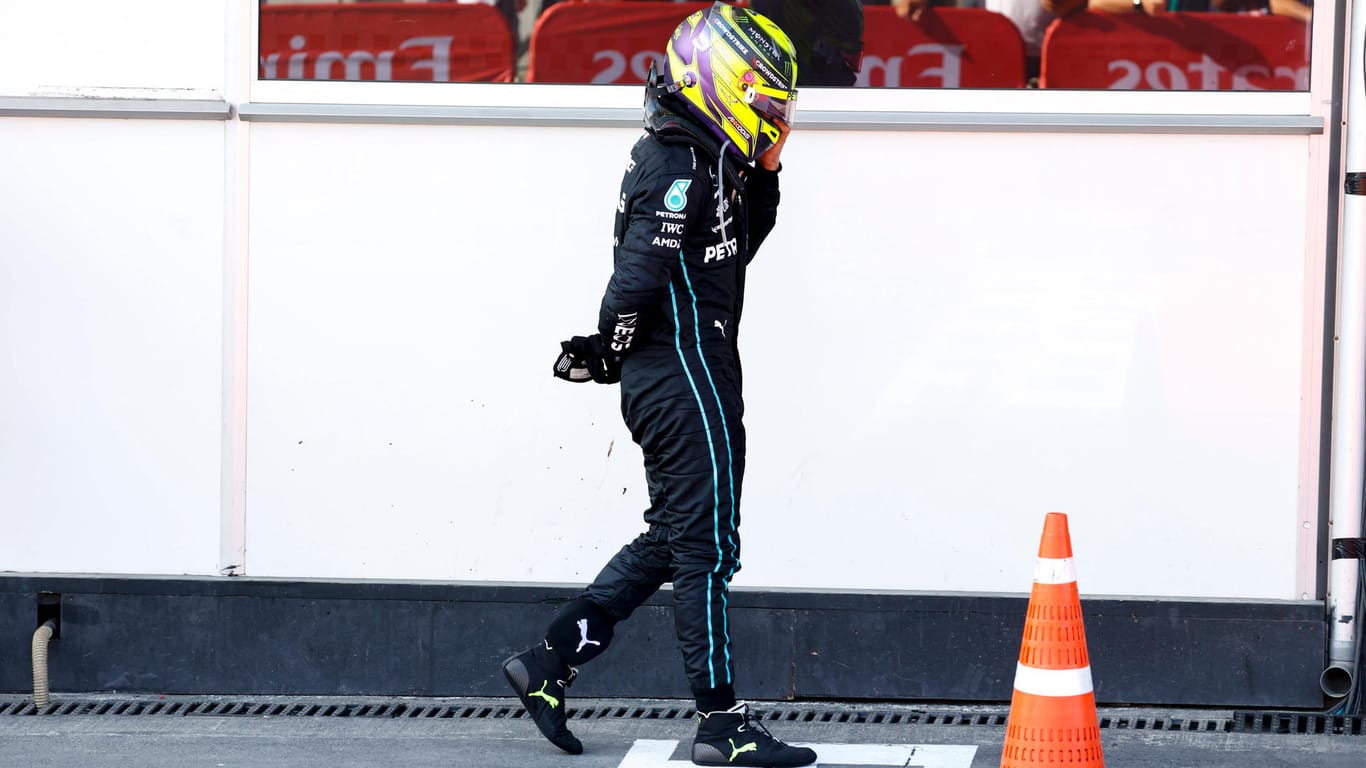 Lewis Hamilton: Der Mercedes-Star hielt sich nach dem Rennen in Baku oft den Rücken.